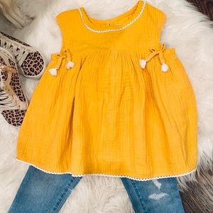 Sleeveless peplum top and jeans